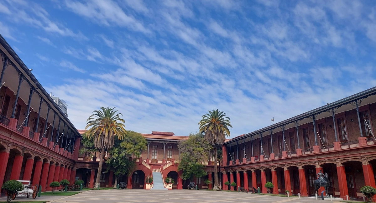 MUSEO HISTÓRICO Y MILITAR: LA CASA QUE ACOGE EL MONUMENTO AL GENERAL BAQUEDANO